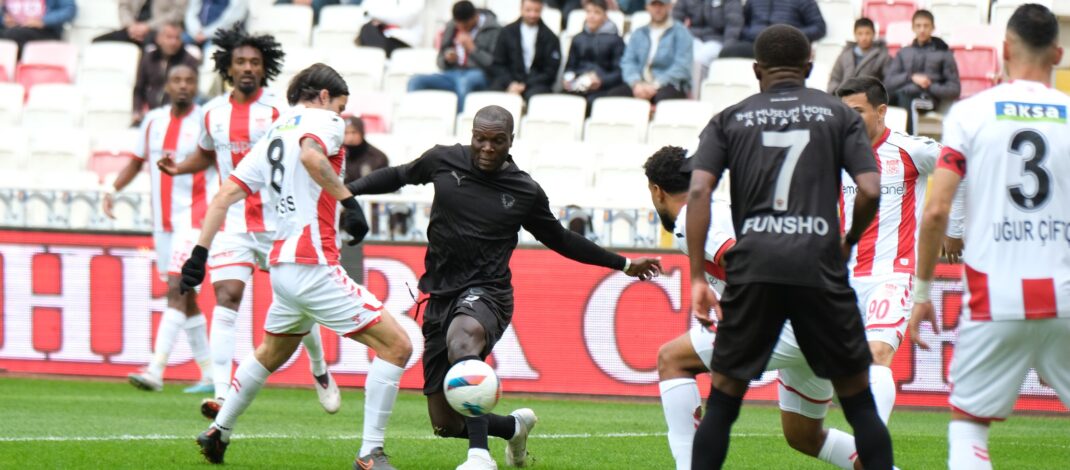 Aboubakar Hatayspor’u 10 kişi oynatıyor!