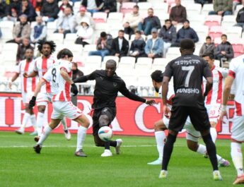 Aboubakar Hatayspor’u 10 kişi oynatıyor!