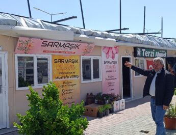 Fırtına, Altınözü Kardeşlik Çarşısı’nda sundurmaları uçurdu