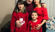Enkazda sesiyle hayata tutunduğu oğluna hem annelik hem babalık yapıyor
