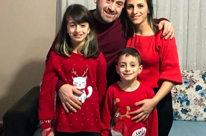 Enkazda sesiyle hayata tutunduğu oğluna hem annelik hem babalık yapıyor