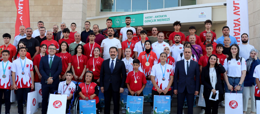 Hatay’da başarılı depremzede sporcular ödüllendirildi