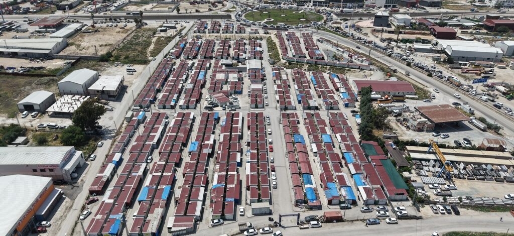 Yeşilay bağımlılıkla mücadelesini Hatay’da konteyner kentte de sürdürüyor