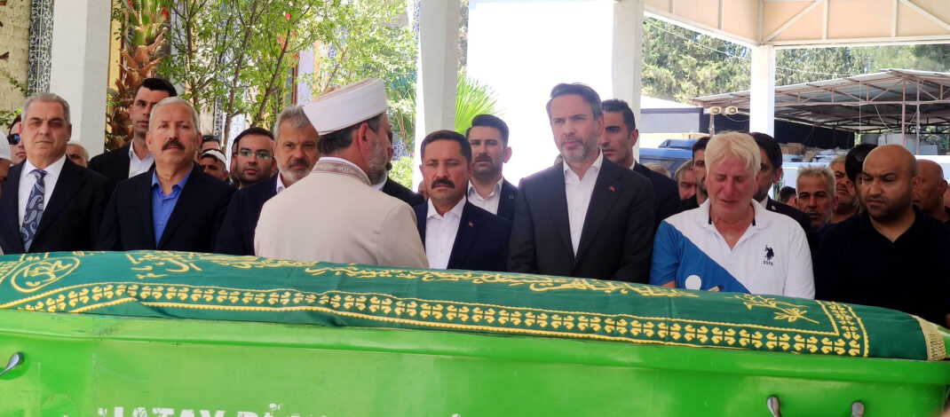 Bakan Bayraktar, vefat eden teyzesinin Hatay’daki cenaze törenine katıldı