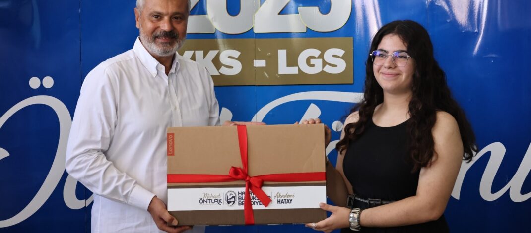 Başkan Öntürk, dereceye giren öğrencileri ödüllendirdi