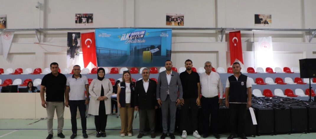 Altınözü’ndeki üniversitelilere bavul hediyesi