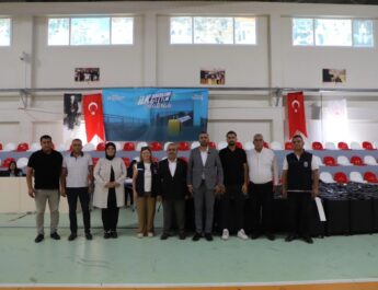 Altınözü’ndeki üniversitelilere bavul hediyesi