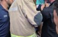 Kalçası demir korkuluklara sıkışan çocuk kurtarıldı