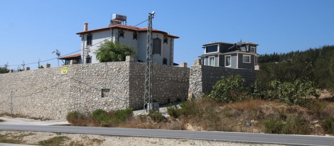 Altınözü’nde ruhsatsız villa!
