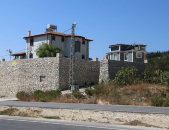 Altınözü’nde ruhsatsız villa!