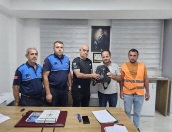 Temizlik yaparken hazine buldu, tek kuruşuna dokunmadan teslim etti