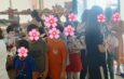 Depremzedelerin “Çilem ablası” çocuklar için kolları sıvadı