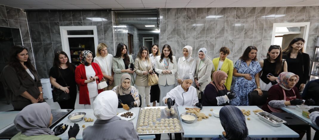 İl protokolü eşlerinden Altınözü’nde kadın emeğine destek ziyareti