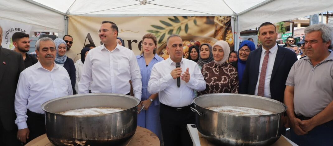 İlçe protokolünden Altınözü semt pazarında aşure ikramı