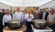 İlçe protokolünden Altınözü semt pazarında aşure ikramı