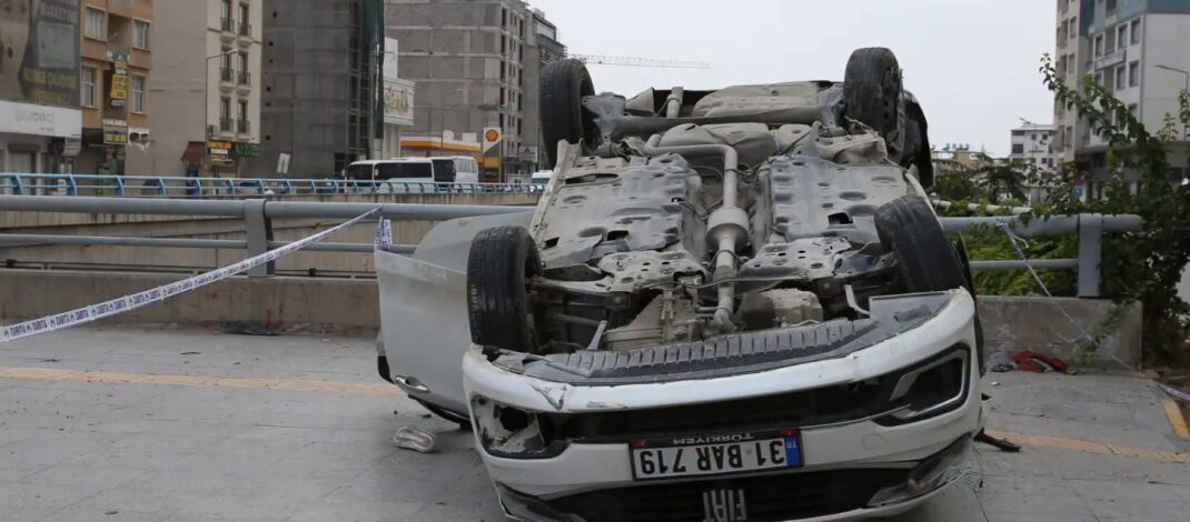 Devrilen otomobildeki 2 kişi hayatını kaybetti, 3 kişi yaralandı