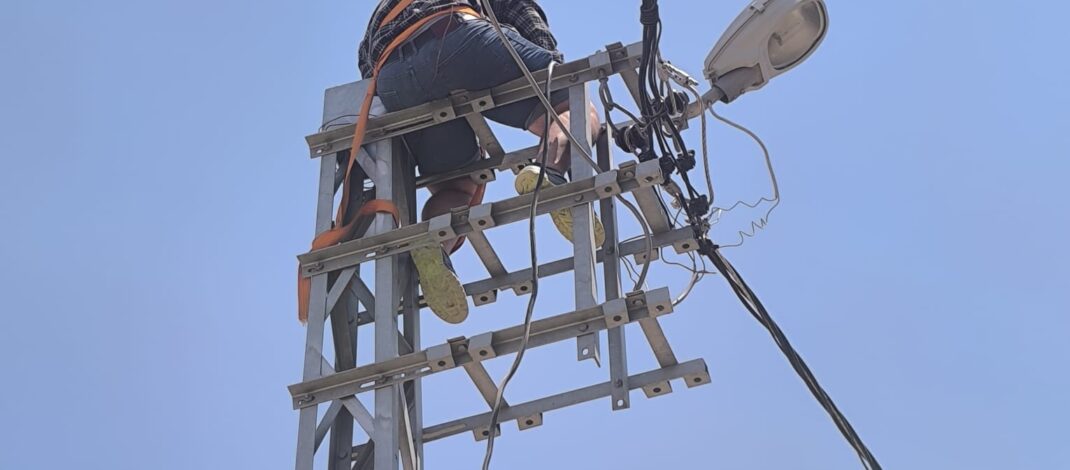 Tokdemir’de elektrik direğine çıkan işçi akıma kapıldı!