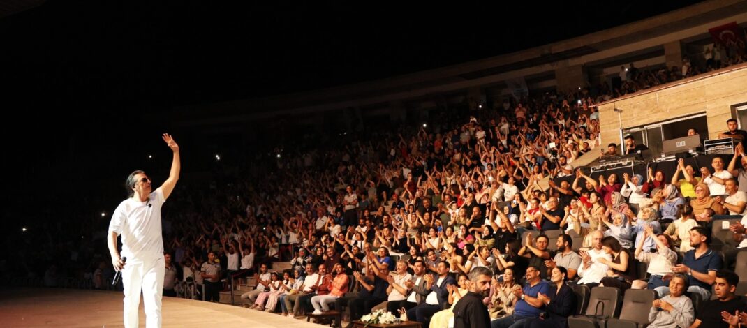 Çelik konseriyle 90’lar rüzgarı Hatay’da esti